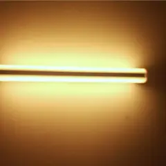 Lámpara tubular encendida, emitiendo luz cálida. ¿Será la diferencia entre g24d-2 y g24d-3?