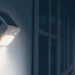 Luz solar con sensor de movimiento se activa al detectar presencia, iluminando la noche.