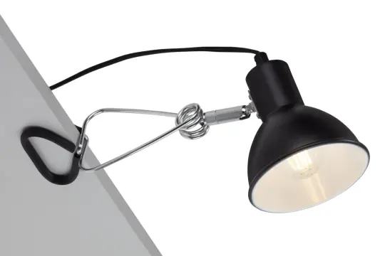 Foco pinza negro con brazo metálico flexible, sujeto a un borde blanco.