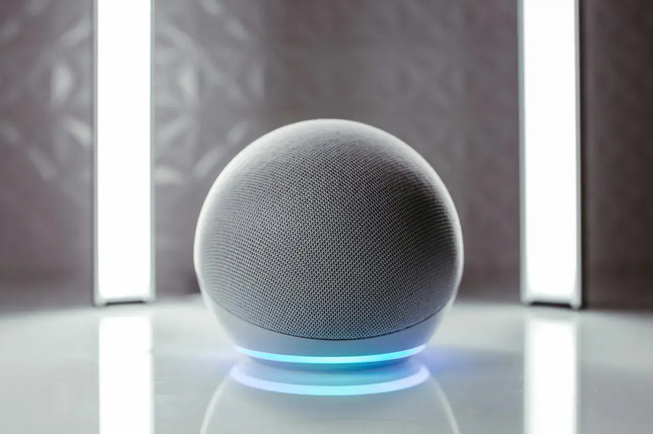 Altavoz inteligente Echo Dot con luz azul, ideal para empezar a domotizar tu casa con Alexa.
