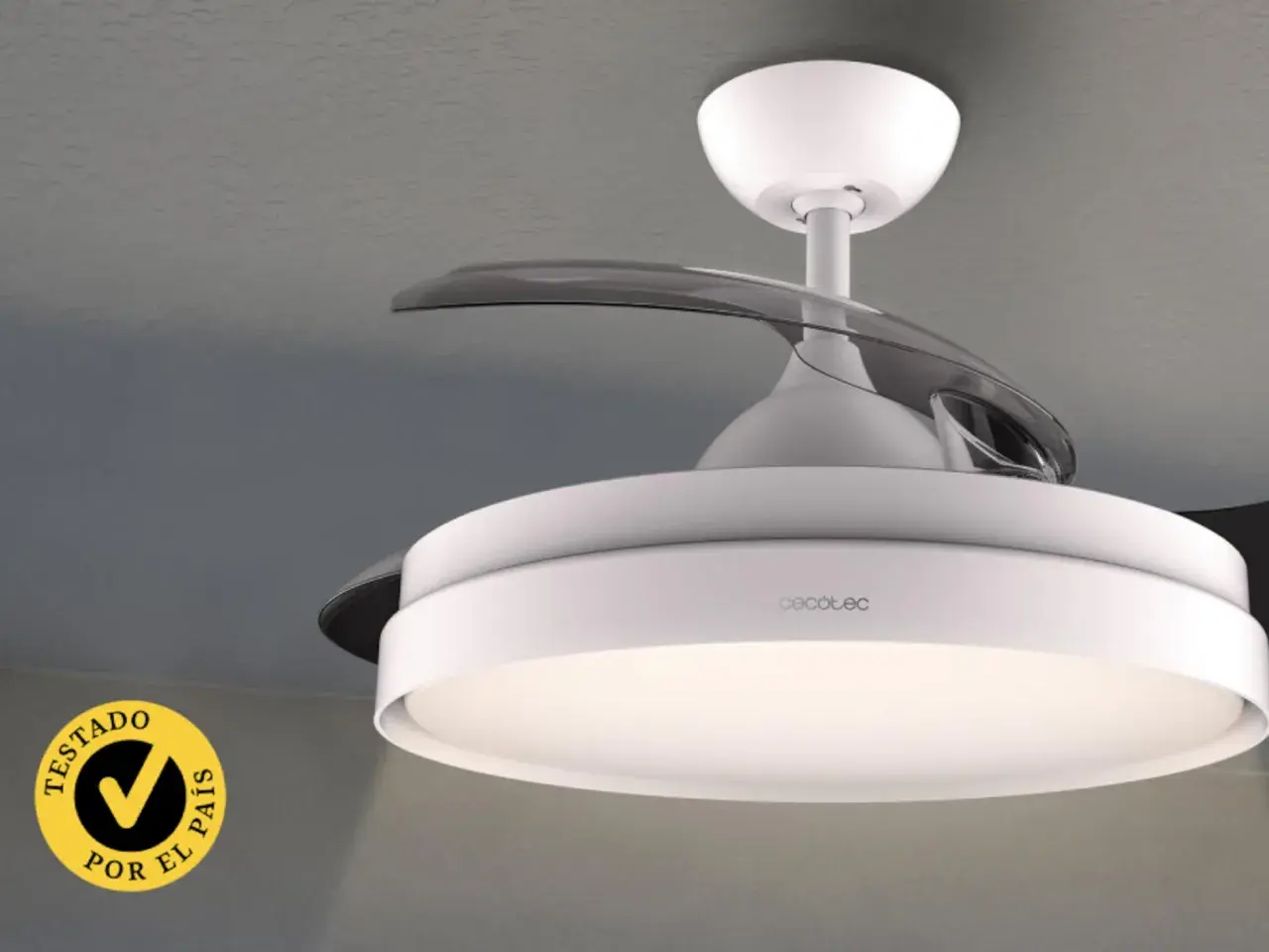 Ventilador de techo moderno con aspas retráctiles y luz LED integrada. Diseño elegante y funcional para tu hogar.